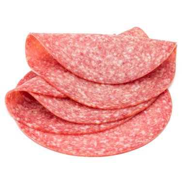 Beyaz arka planda izole edilmiş salam tütsülenmiş sosis dilimleri