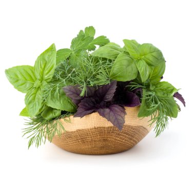 Taze baharatlar ve otlar hasır sepet beyaz arka plan üzerinde izole