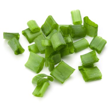 beyaz zemin üzerine doğranmış taze soğan 