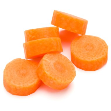 Doğranmış havuç beyaz arkaplanda izole edilmiş. 