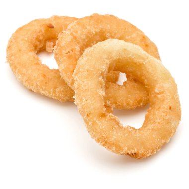 Gevrek derin kızarmış soğan veya beyaz arka plan üzerinde izole kalamar halkaları