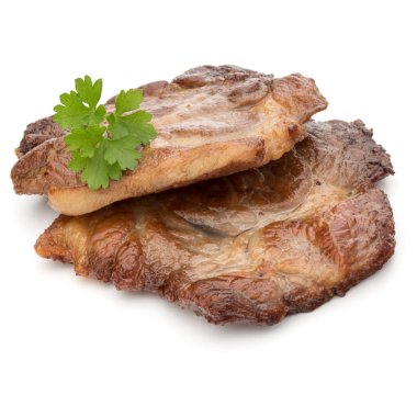 Beyaz arka plan üzerinde izole maydanoz bitki yaprakları garnitür ile kızarmış domuz eti pişmiş 