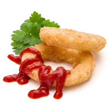 Gevrek derin kızarmış soğan veya beyaz arka plan üzerinde izole ketçap ile kalamar halkaları