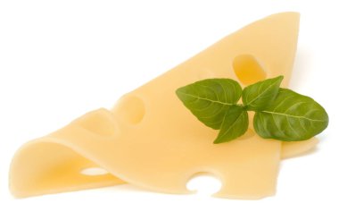 peynir ve fesleğen yaprakları üzerinde izole beyaz arka plan