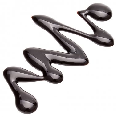 Beyaz arka plan üzerinde izole koyu çikolata şurubu