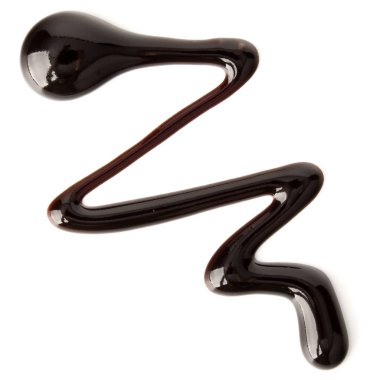 Beyaz arka plan üzerinde izole koyu çikolata şurubu