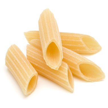 Beyaz arka planda izole edilmiş İtalyan makarnası