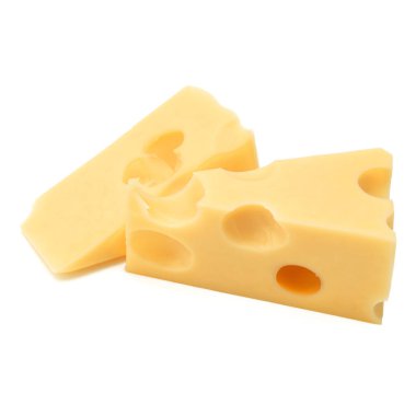 Beyaz arkaplanda izole edilmiş peynir parçaları
