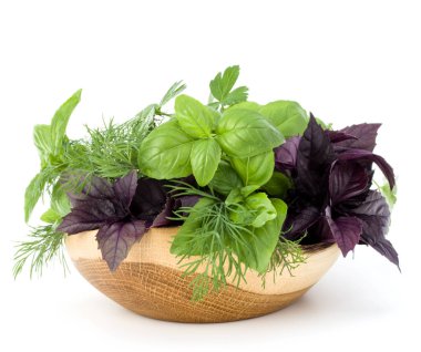 Taze baharatlar ve otlar hasır sepet beyaz arka plan üzerinde izole