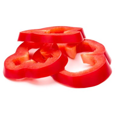 Beyaz arka plan üzerinde izole kırmızı tatlı biber dilimleri 