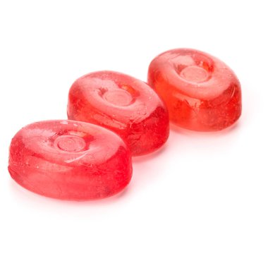 Üç renkli meyve sert şekerler beyaz zemin üzerine şeker 