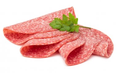 Beyaz arka planda izole edilmiş salam tütsülenmiş sosis dilimleri