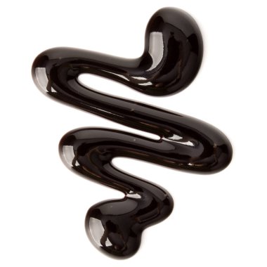 Beyaz arka plan üzerinde izole koyu çikolata şurubu