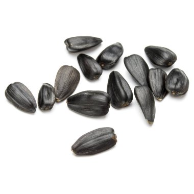 Beyaz arkaplanda izole edilmiş ayçiçeği tohumları