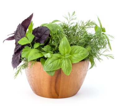 Taze baharatlar ve otlar hasır sepet beyaz arka plan üzerinde izole