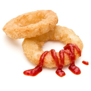 Gevrek derin kızarmış soğan veya beyaz arka plan üzerinde izole ketçap ile kalamar halkaları