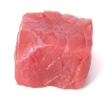 Beyaz arka plan üzerinde izole çiğ kıyılmış sığır et parçası 