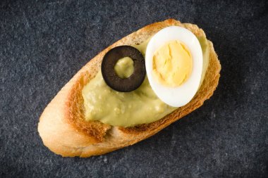 Siyah arka plan üzerine açık yüzlü sandviç kanepe