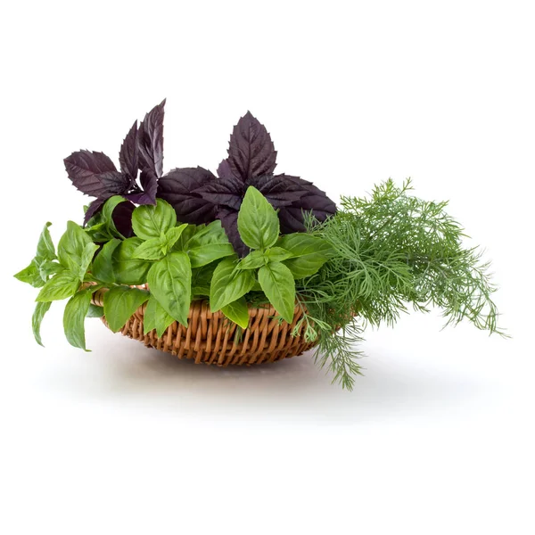 Taze baharatlar ve otlar hasır sepet beyaz arka plan üzerinde izole