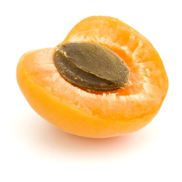 Beyaz arka plan üzerinde izole kayısı yarısı 