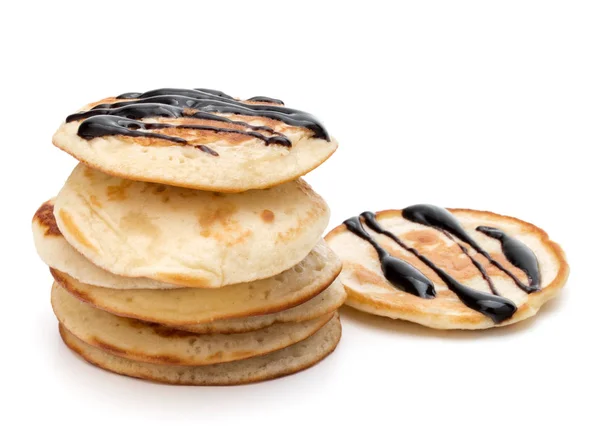 Stapel Pfannkuchen Mit Schokoladensirup Auf Weißem Hintergrund — Stockfoto