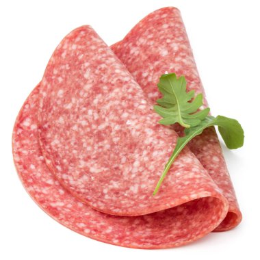 Beyaz arka planda izole edilmiş salam tütsülenmiş sosis dilimleri