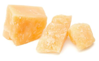 Beyaz arka plan kesme izole rendelenmiş parmesan peyniri
