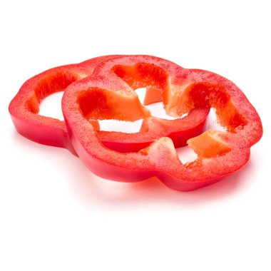 Kırmızı tatlı dolmalık biber dilimleri beyaz arka planda izole edilmiş.