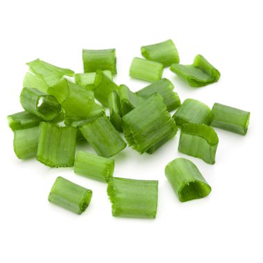 doğranmış taze soğan veya beyaz arka plan üzerinde cu izole yeşil soğan