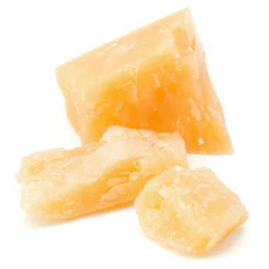 Beyaz arka plan kesme izole rendelenmiş parmesan peyniri