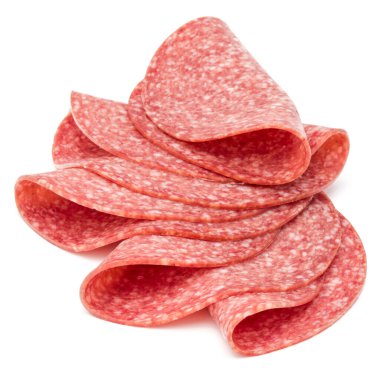 Beyaz arka planda izole edilmiş salam tütsülenmiş sosis dilimleri