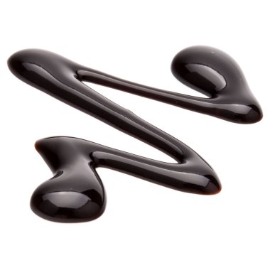 Beyaz arkaplanda izole edilmiş çikolata şurubu damlası