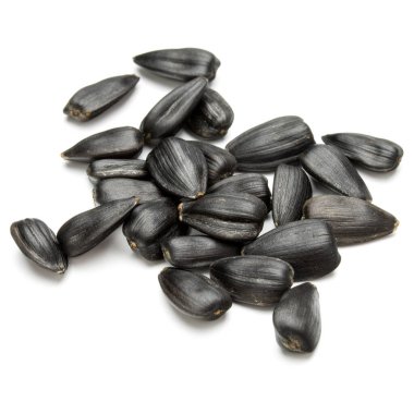 Beyaz arkaplanda izole edilmiş ayçiçeği tohumları yakın plan