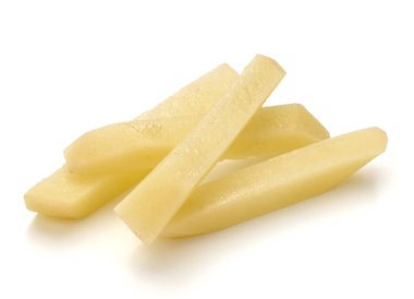 Çiğ patates kızartması w izole için hazırlanan şeritler dilimlenmiş