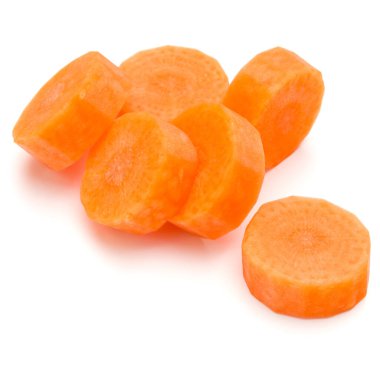 Beyaz arka plan kesme izole doğranmış havuç dilimleri