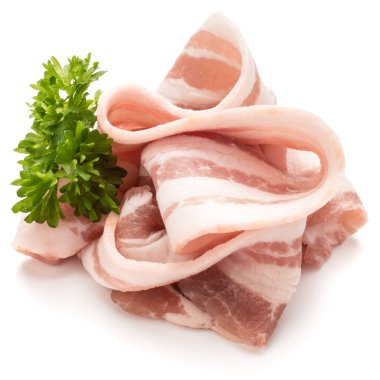  Beyaz arka plan üzerinde cu izole dilimlenmiş domuz pastırması ve maydanoz yaprakları