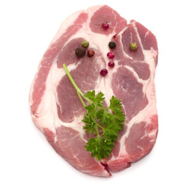 Çiğ domuz eti boyun pirzola et maydanoz bitki yaprakları ve biber ile 