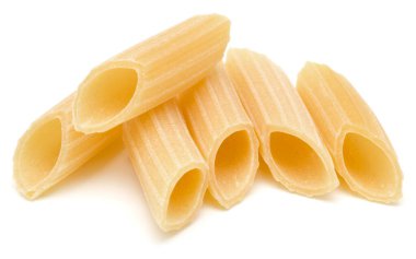 Beyaz arka plan üzerinde izole makarna çeşitleri. Pennoni. Penne rigat