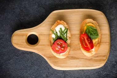 Açık yüzlü sandviç kanepe veya crostini bir ahşap hizmet kurulu