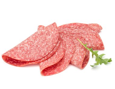 Beyaz arka planda izole edilmiş salam tütsülenmiş sosis dilimleri