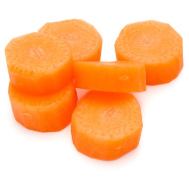 Beyaz arka plan kesme izole doğranmış havuç dilimleri