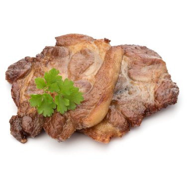 Kızarmış domuz eti ile maydanoz bitki yaprakları garnitür izole pişmiş