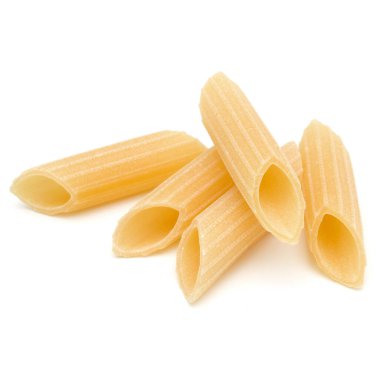 Beyaz arka plan üzerinde izole makarna çeşitleri. Pennoni. Penne rigat