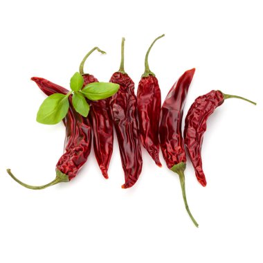 Kurutulmuş kırmızı biber veya kırmızı biber biber beyaz arkasında izole