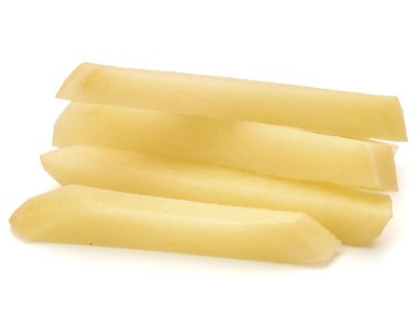 Çiğ patates kızartması w izole için hazırlanan şeritler dilimlenmiş