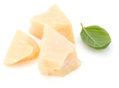 rendelenmiş parmesan peyniri ve fesleğen yaprağı üzerinde beyaz backgr izole