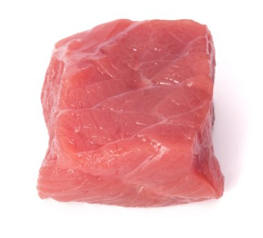 Beyaz arka plan kes şunu om çiğ kıyılmış sığır eti küp izole.