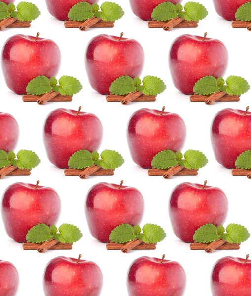 Czerwone jabłko, paluszki cynamonowe i mięta pozostawiają martwą naturę. Płynne — Zdjęcie stockowe