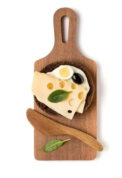 开面奶酪三明治烤面包或 crostini 木服务 — 图库照片