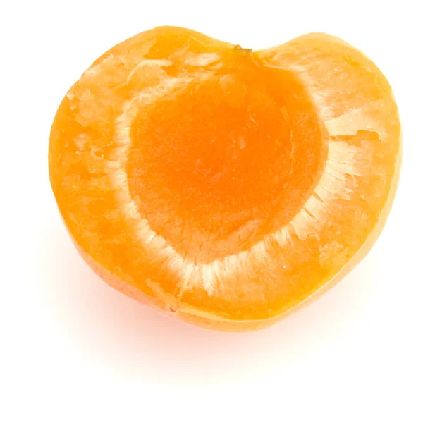 Eine Aprikose halb isoliert auf weißem Hintergrund Ausschnitt — Stockfoto
